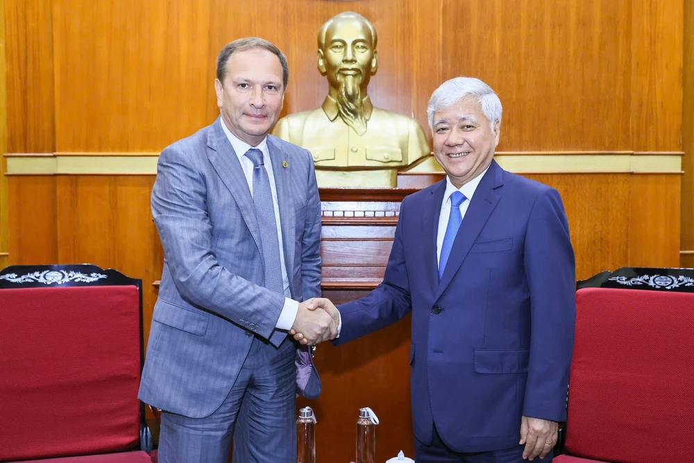 El presidente del Comité Central del Frente de la Patria de Vietnam, Do Van Chien, recibió hoy aquí a una delegación de la Cámara Cívica de la Federación Rusa encabezada por su vicepresidente, Alexander Shkolnik. (Fuente: VNA)