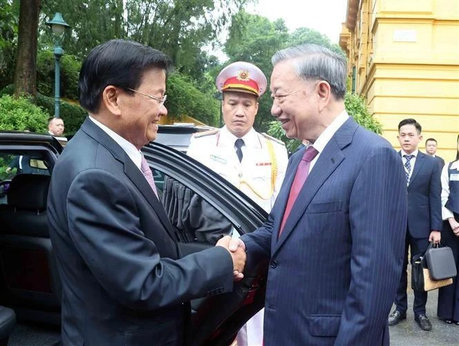 El secretario general del Partido Comunista y presidente, To Lam, preside una ceremonia de bienvenida a su homólogo laosiano, Thongloun Sisoulith, en Hanoi. (Foto: VNA)