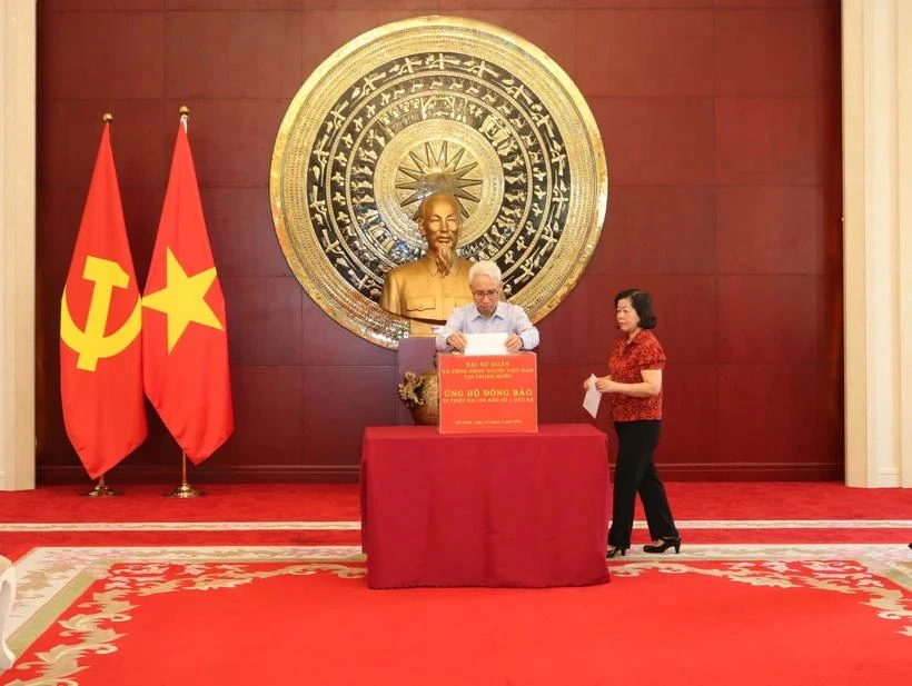 El embajador de Vietnam en China, Pham Sao Mai, en una campaña de donaciones para recaudar fondos para las personas afectadas por el tifón Yagi en su país. (Foto: VNA)