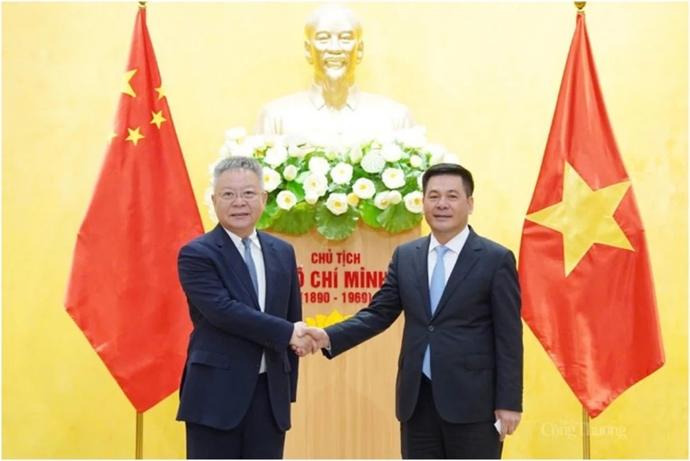 El ministro de Industria y Comercio, Nguyen Hong Dien (derecha), en una reunión con el secretario del Comité del Partido de la provincia de Hainan, Shen Xiaomin, en febrero de 2023. (Foto: VNA)