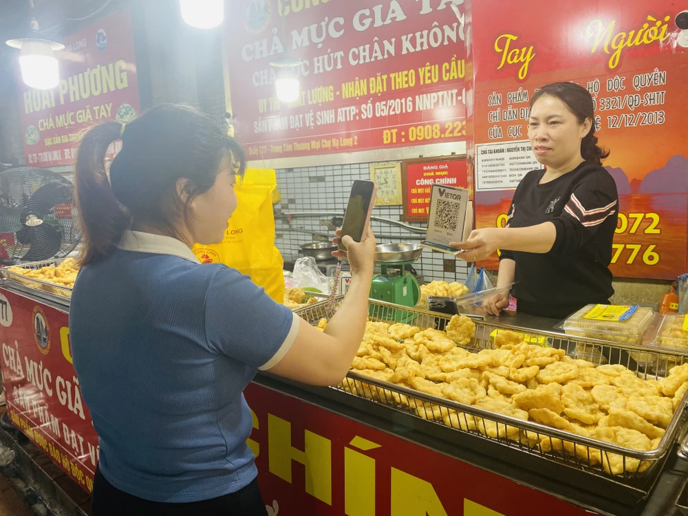 Se realiza paga sin efectivo en el mercado de Ha Long 2.