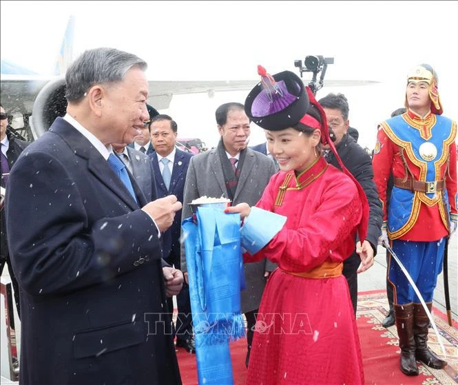 La ceremonia de bienvenida al secretario general del Partido Comunista de Vietnam y presidente del país, To Lam, en el aeropuerto internacional de Chinggis Khaan (Fuente:VNA)