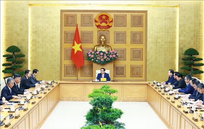 El primer ministro Pham Minh Chinh recibe al nuevo embajador de China, He Wei. (Fuente: VNA)