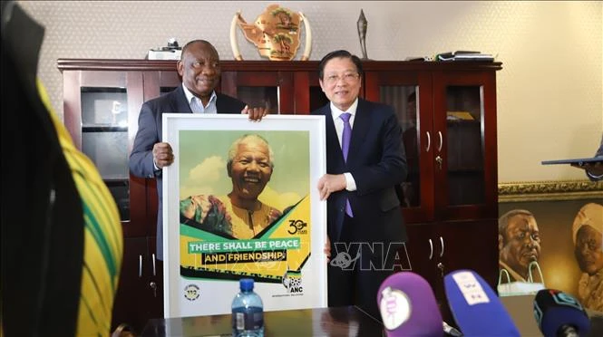 El titular del partido ANC y presidente sudafricano Cyril Ramaphosa (izquierda), entregó un recuerdo a Phan Dinh Trac en la sede del Partido. (Fuente: VNA)