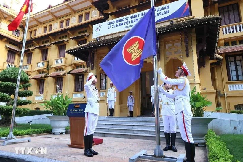 En una ceremonia de izamiento de la bandera de la ASEAN (Foto: VNA)