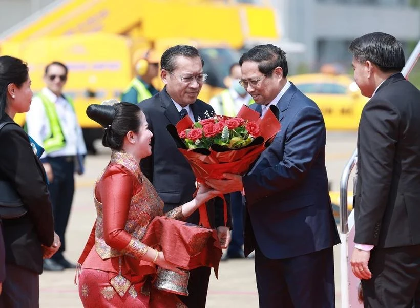 El primer ministro Pham Minh Chinh y su comitiva son recibidos en el aeropuerto por el ministro de Energía y Minas de Laos, Phosay Sayyasone, y otros funcionarios laosianos, junto con el embajador vietnamita en Laos, Nguyen Minh Tam, entre otros diplomáticos. (Foto: VNA)