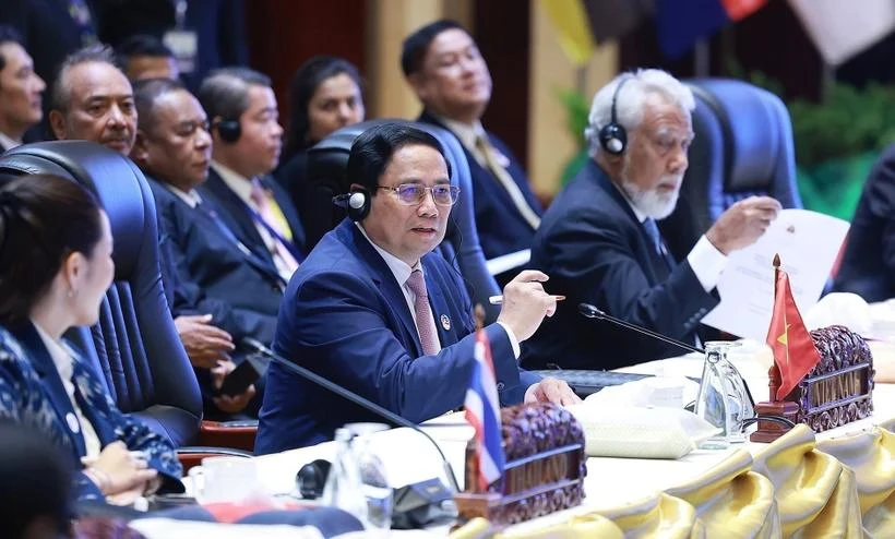 El primer ministro Pham Minh Chinh habla en la sesión plenaria de la 44ª Cumbre de la ASEAN en Vientiane el 9 de octubre. (Foto: VNA)