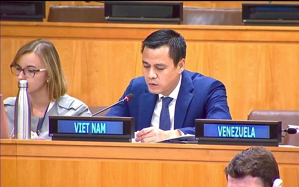 El embajador Dang Hoang Giang, jefe de la misión permanente del país indochino ante las Naciones Unidas (ONU), interviene en la sesión de debate (Fuente: VNA)