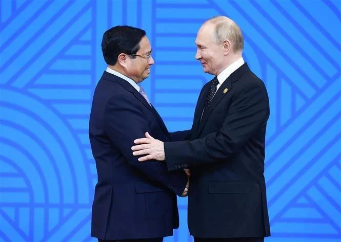 El presidente ruso, Vladimir Putin (derecha), presidente del BRICS 2024, recibe al primer ministro Pham Minh Chinh. (Foto: VNA)