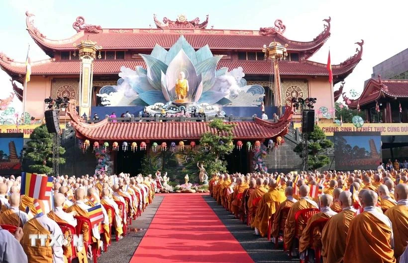 Ceremonia del cumpleaños de Buda en 2568 en el Templo Nacional de Vietnam. (Foto: VNA)