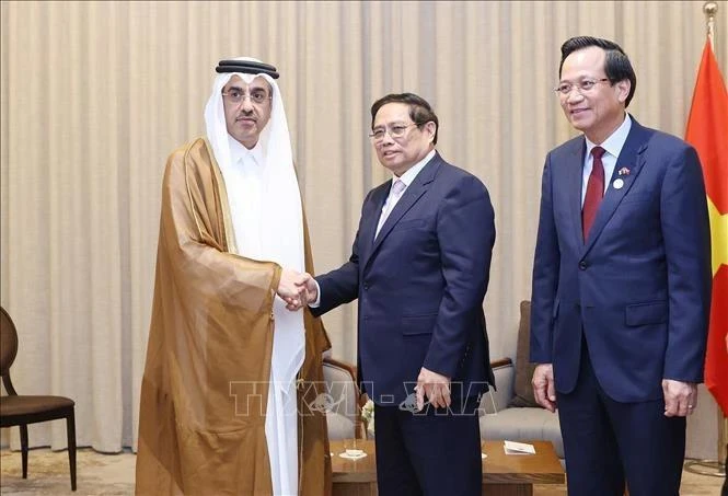 El primer ministro Pham Minh Chinh (centro) recibe al ministro de Trabajo de Qatar, Ali bin Saeed bin Samikh Al Marri, en Doha el 31 de octubre. (Foto: VNA)