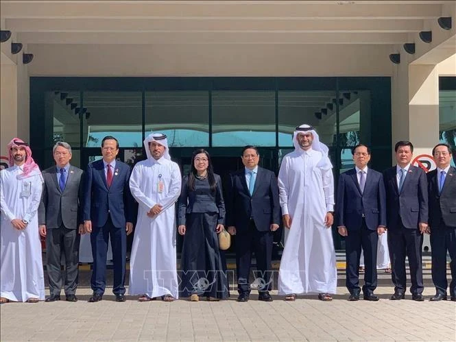 El primer ministro Pham Minh Chinh, su esposa y una delegación vietnamita de alto nivel visitaron la ciudad industrial de Ras Laffan, el 1 de noviembre. (Foto: VNA)