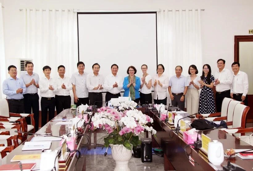 Los funcionarios de Ninh Thuan y la delegación del Banco Mundial posan para una foto grupal en la reunión del 2 de noviembre. (Foto: VNA)