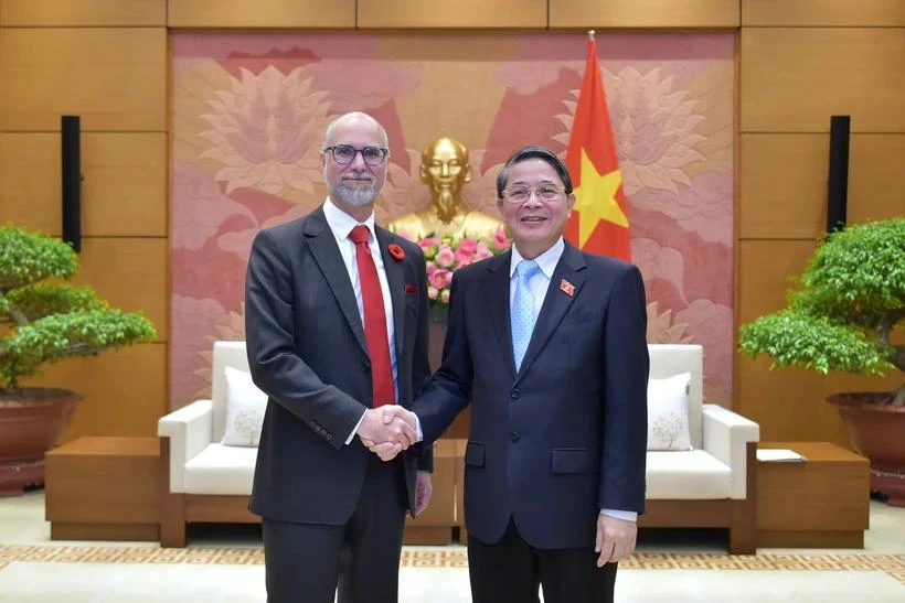 El vicepresidente de la Asamblea Nacional, Nguyen Duc Hai (derecha), y el embajador de Canadá en Vietnam, Perry Shawn Steil (foto: VNA)