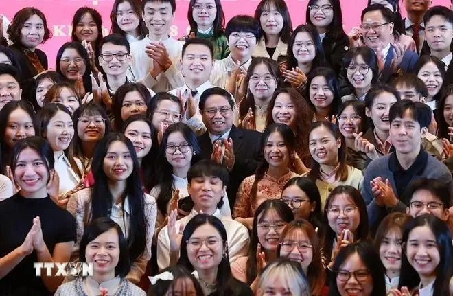 El primer ministro Pham Minh Chinh (centro) se reúne con estudiantes vietnamitas y representantes de la comunidad vietnamita en la ciudad de Chongqing (Foto: VNA)