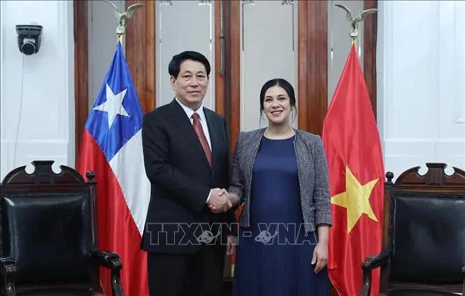 El presidente de Vietnam, Luong Cuong, (I) se reúne con la presidenta de la Cámara de Diputadas y Diputados de Chile, Karol Cariola. (Fuente: VNA)