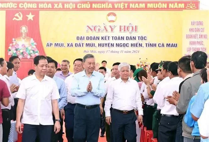 El secretario general del Partido Comunista, To Lam, en el Festival de la Gran Unidad Nacional en la aldea de Mui, comuna de Dat Mui, distrito de Ngoc Hien, provincia de Ca Mau, en el extremo sur del país. (Foto: VNA)