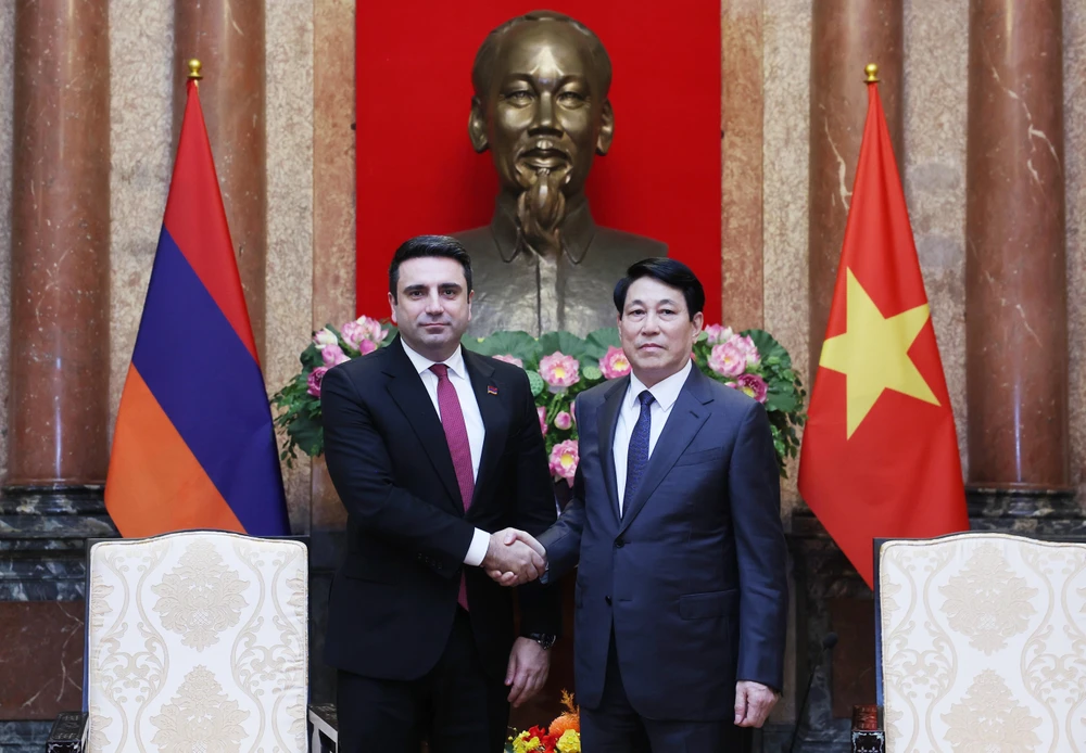 El presidente de Vietnam, Luong Cuong, (derecha) y el titular de la Asamblea Nacional de Armenia, Alen Simonyan. (Fuente: VNA)