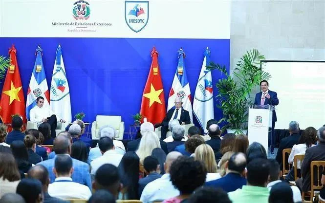 El primer ministro Pham Minh Chinh pronuncia un discurso político en el Instituto de Educación Superior en Formación Diplomática y Consular (Foto: VNA)