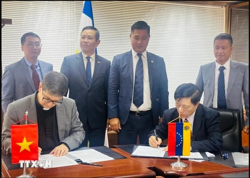 Delegados en la ceremonia de firma (Foto: VNA)