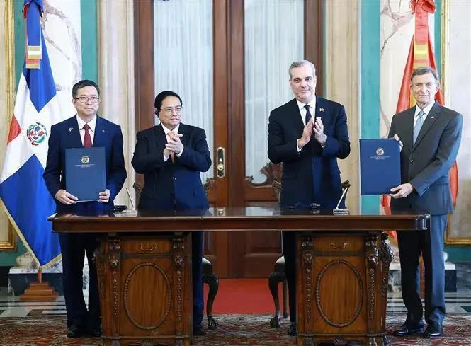 El primer ministro Pham Minh Chinh y el presidente de República Dominicana, Luis Abinader Corona, presenciaron la firma del Memorando de Entendimiento entre la Academia Diplomática de Vietnam y la Academia Diplomática de República Dominicana. (Foto: VNA)