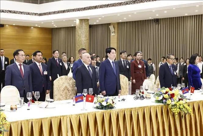 El presidente vietnamita, Luong Cuong, y el rey camboyano, Norodom Sihamoni, y delegados asisten al banquete. (Foto: VNA)