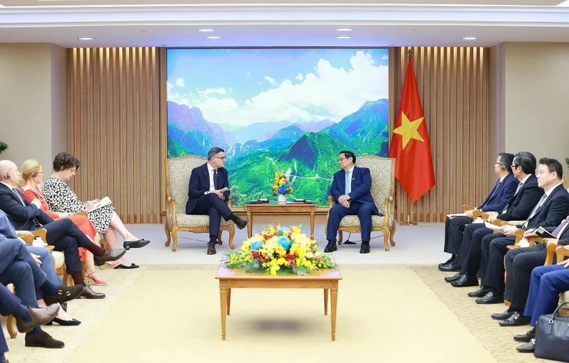 El primer ministro Pham Minh Chinh (derecha) recibe al ministro presidente del estado alemán de Hesse, Boris Rhein, en Hanoi el 28 de noviembre. (Foto: VNA)