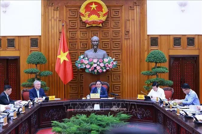 El primer ministro Pham Minh Chinh preside la rprimera reunión del Comité Directivo del Gobierno para revisar la implementación de la Resolución No.18-NQ/TW sobre la renovación y reestructuración del sistema político para que sea ágil, eficaz y eficiente. (Fuente: VNA)