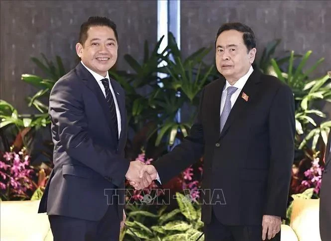 El presidente de la Asamblea Nacional de Vietnam, Tran Thanh Man (derecha) y Kevin Chng, director financiero del Grupo Keppel. (Fuente: VNA)