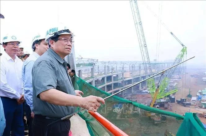 El primer ministro Pham Minh Chinh inspecciona la construcción del proyecto del aeropuerto internacional de Long Thanh en la provincia de Dong Nai. (Foto: VNA)