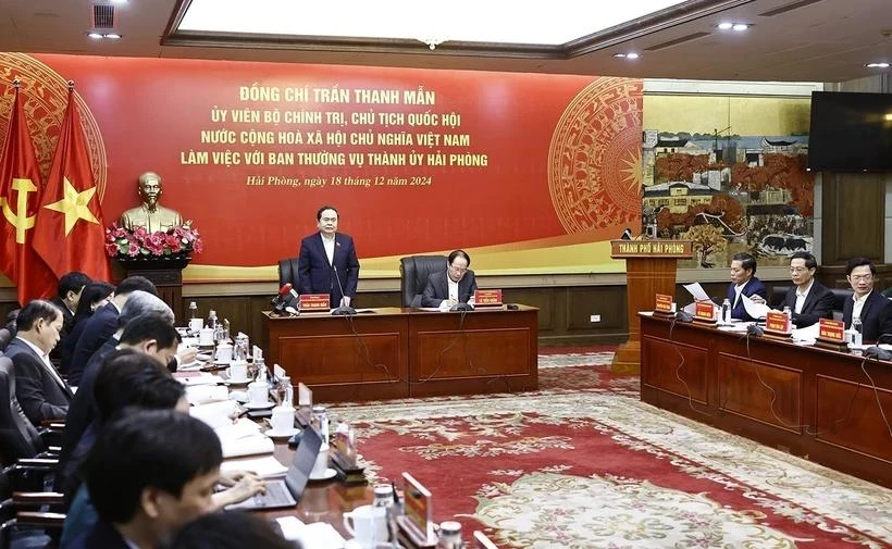 El presidente de la Asamblea Nacional, Tran Thanh Man, se reúne con el Buró Ejecutivo del Comité partidista de la ciudad de Hai Phong. (Foto: VNA)