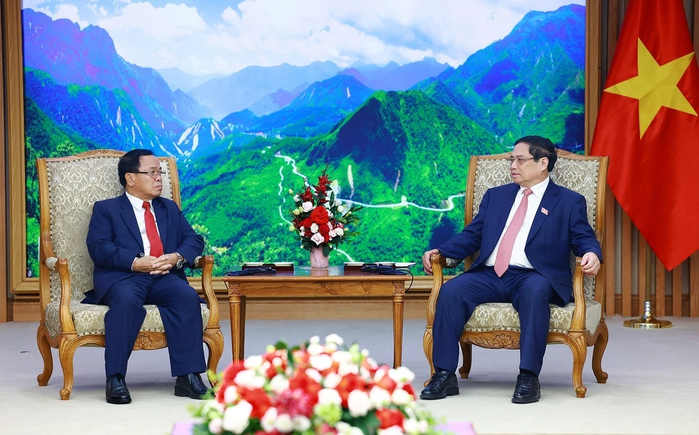 Prime Minister Pham Minh Chinh (R) receives visiting President of the Lao State Inspection Authority Khamphan Phommathat at their meeting in Hanoi on June 3. (Photo; VNA)