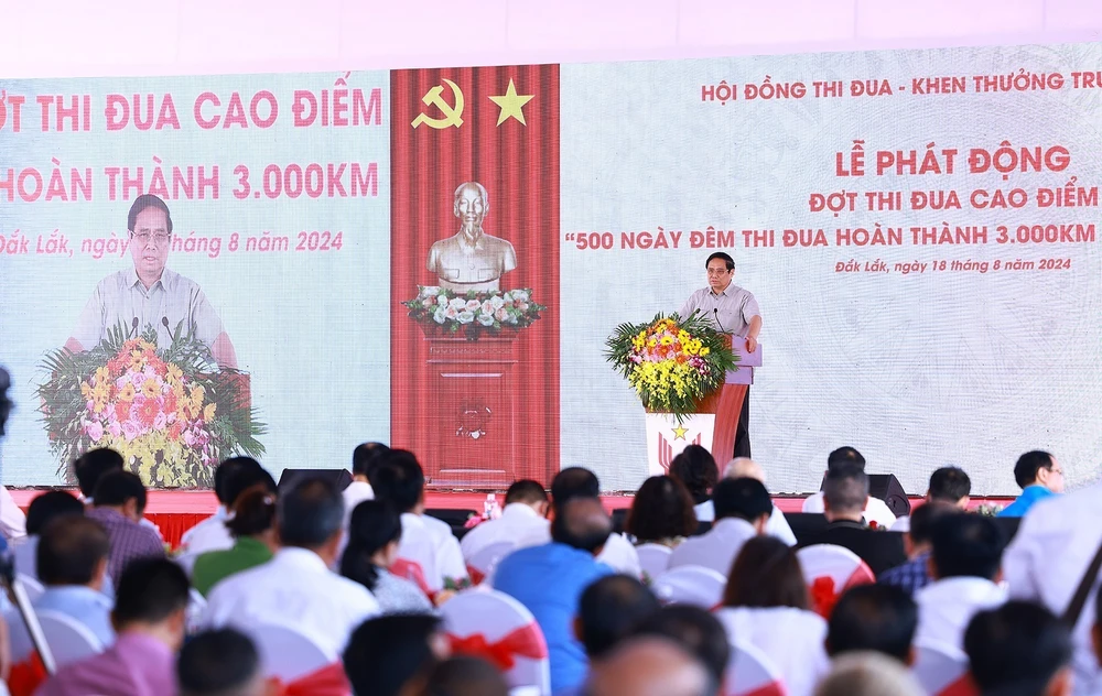 PM Pham Minh Chinh adresses at a ceremony to launch a 500-day emulation campaign for completing 3,000km of expressways (Photo: VNA)