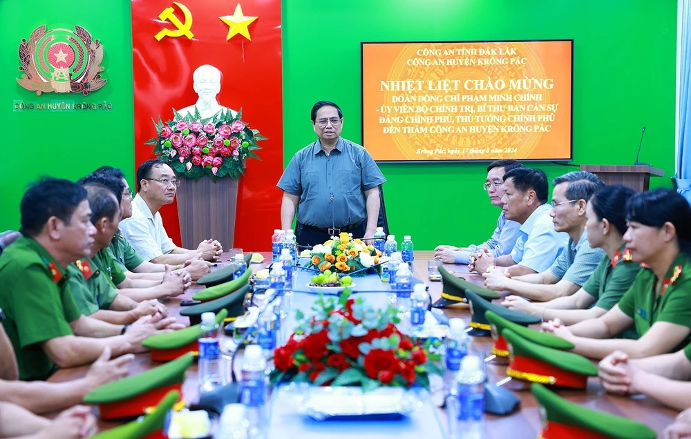 Prime Minister Pham Minh Chinh visits police of Krong Pac district, the Central Highlands province of Dak Lak, on August 17 (Photo: VNA)