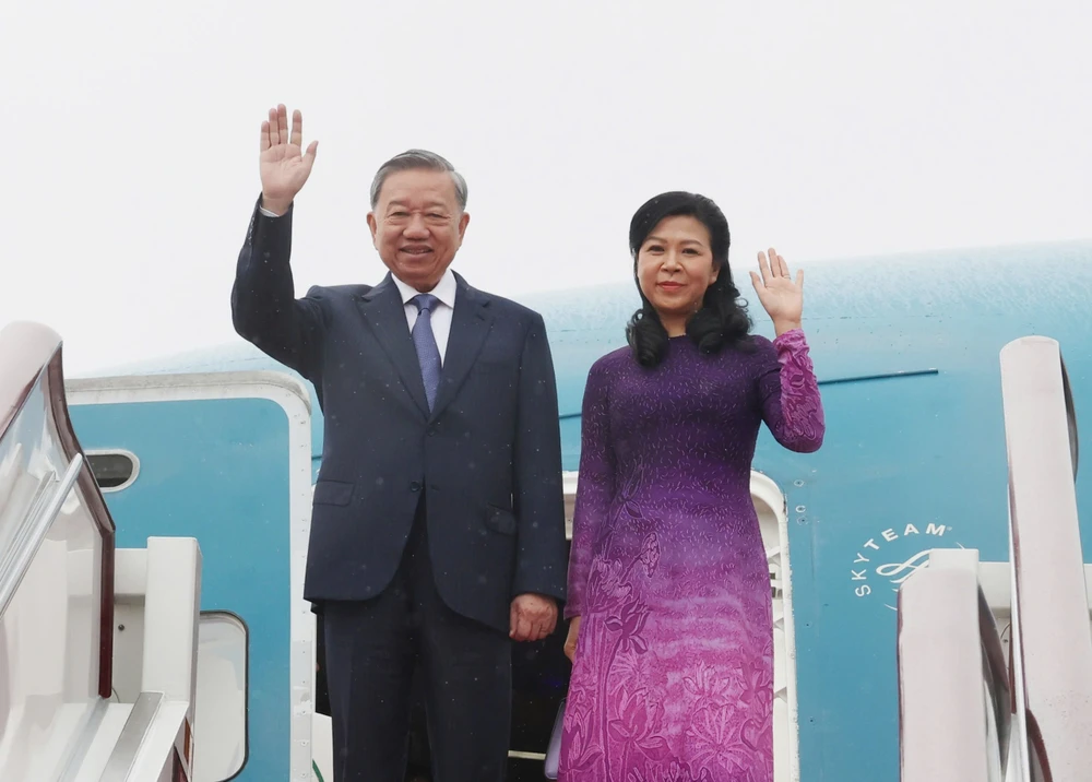 Party General Secretary, State President To Lam and his wife depart for state visit to China (Photo: VNA)