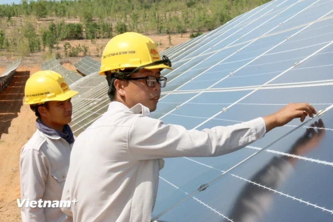 Installing rooftop solar power system (Photo: VietnamPlus)