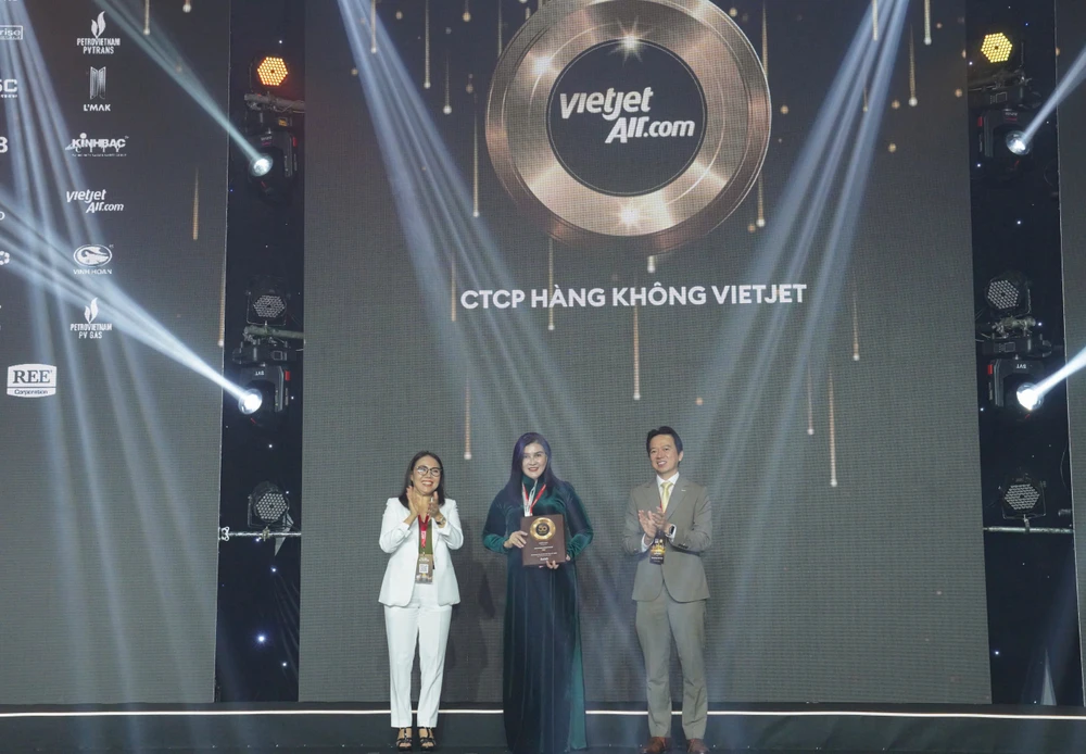 Ho Ngoc Yen Phuong (C), member of the Board of Directors, Depyty CEO of Vietjet, receives the award honouring the top 50 best listed companies in 2024 by Forbes magazine (Photo: Vietjet)