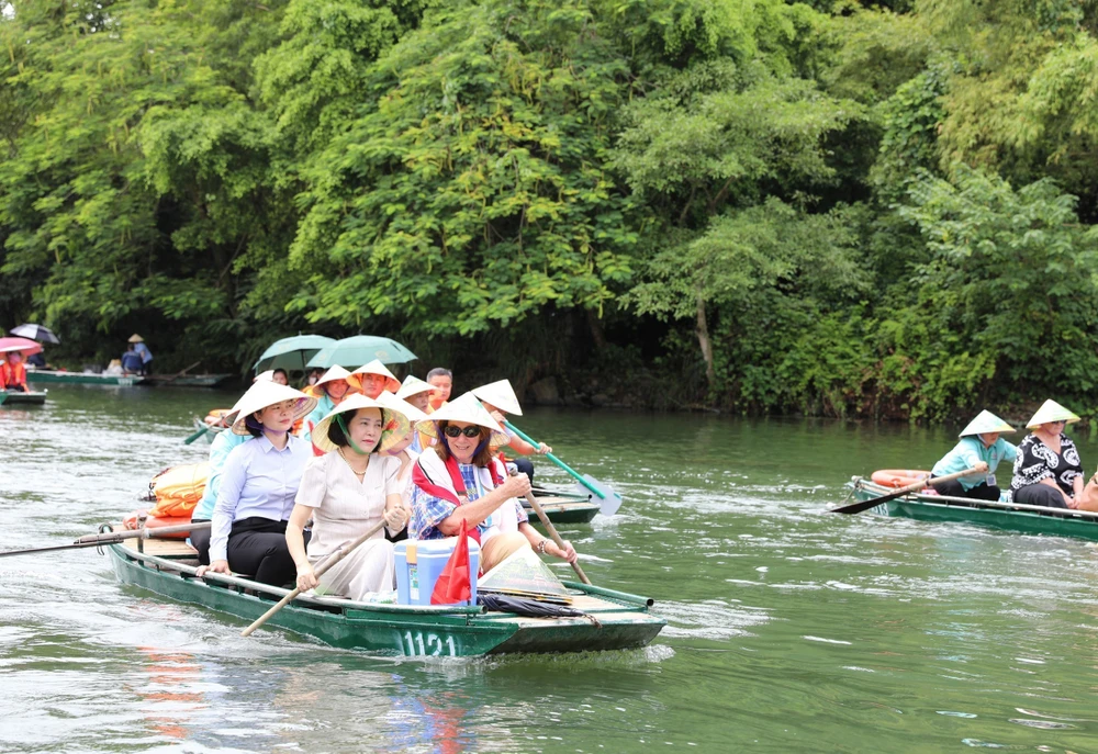 President of the Australian Senate Sue Lines (with scraft) and National Assembly Deputy Chairwoman Nguyen Thi Thanh visit the Trang An ecotourism site in Ninh Binh province (Photo: VNA)