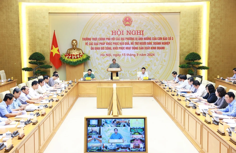 Prime Minister Pham Minh Chinh chairs an online conference of permanent Government members with representatives of localities affected by Typhoon Yagi on September 15 morning. (Photo: VNA)