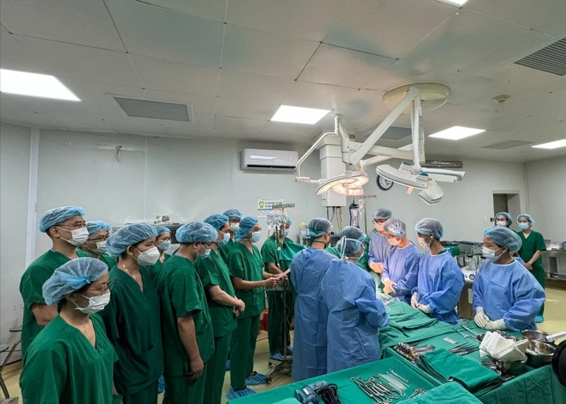 Before the surgery to take organs, the medical staff take a minute of silence to express gratitude, and say goodbye to the young donor. (Photo: VietnamPlus)