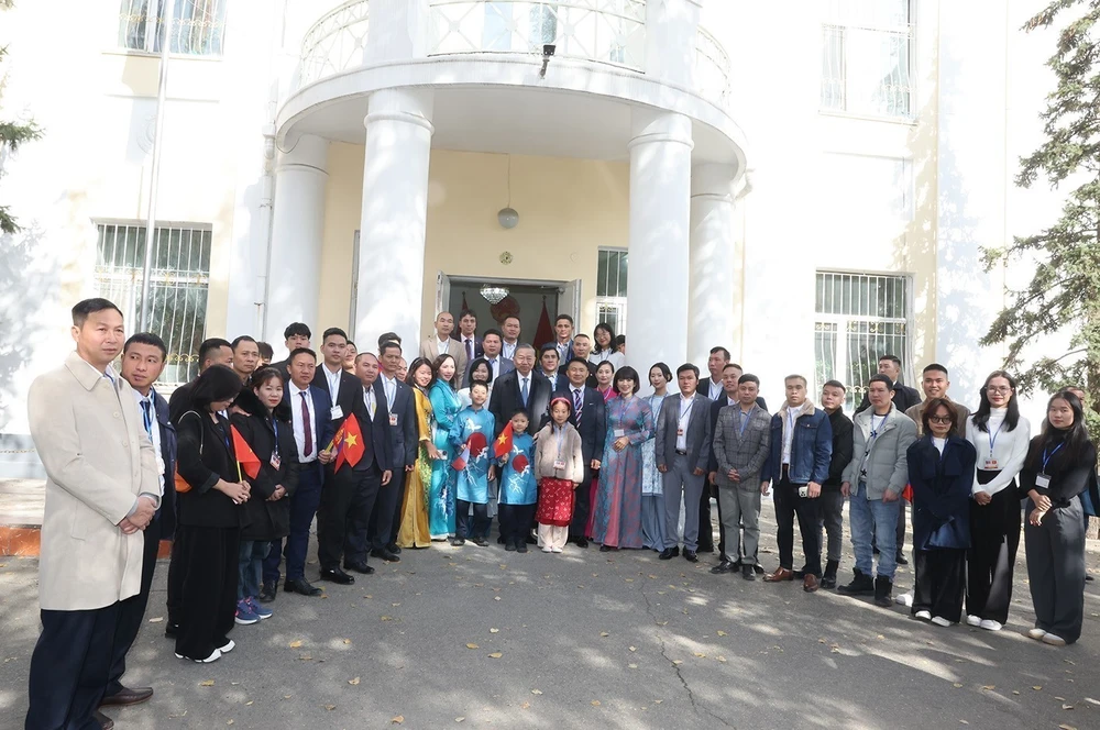 Party General Secretary and State President To Lam and staff of the Vietnamese Embassy and representative of the Vietnamese community in Mongolia pose for a group photo (Photo: VNA)