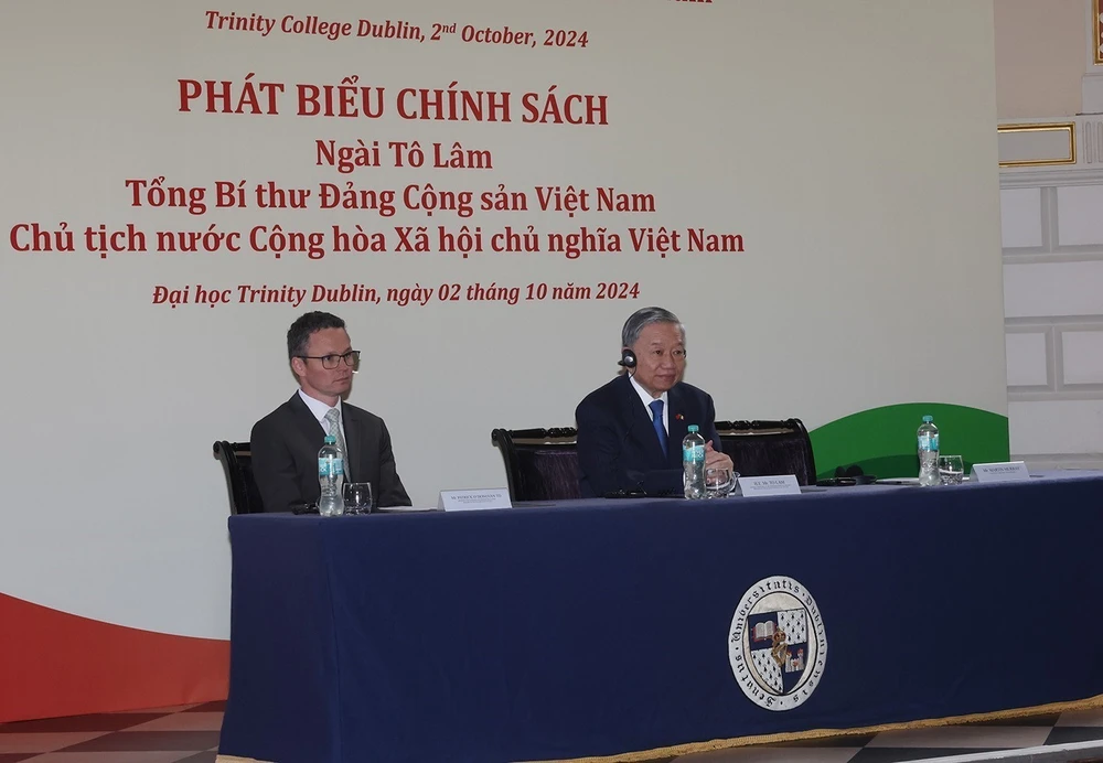 General Secretary of the Communist Party of Vietnam Central Committee and State President To Lam (R) delivers a policy address themed Vietnam – Ireland Friendship and Cooperation: A Vision for a New Era of Peace, Cooperation, and Development at Trinity College Dublin (Photo: VNA)