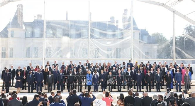 Party General Secretary and State President To Lam, French President Emmanuel Macron, heads of member countries of the International Organisation of La Francophonie and guests pose for a group photo (Photo: VNA)