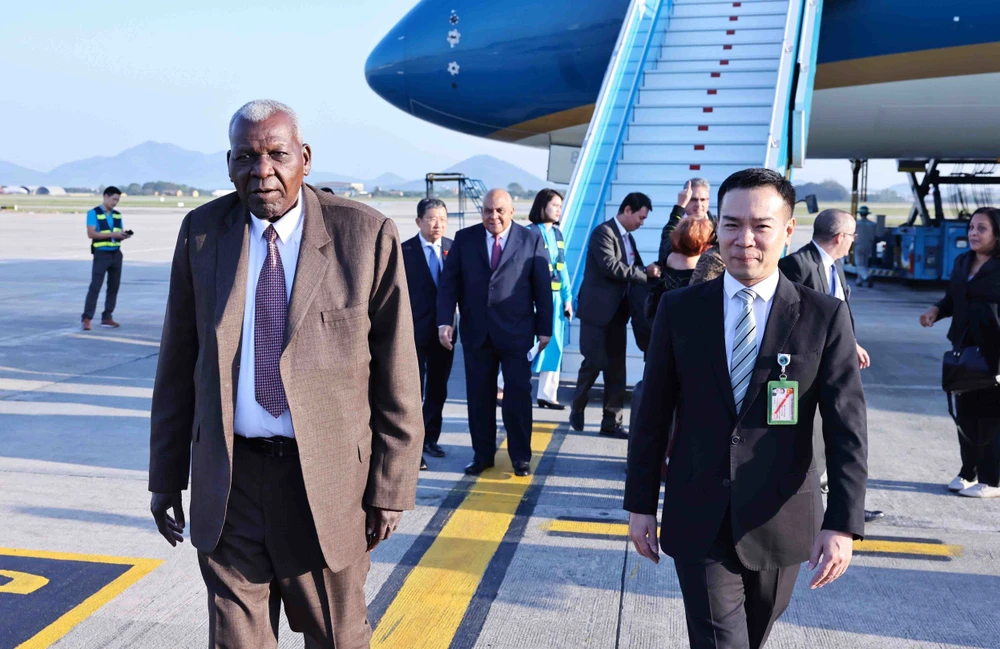 A welcome ceremony for President of the National Assembly of People’s Power of Cuba Esteban Lazo Hernandez at Noi Bai international airport (Photo: VNA)