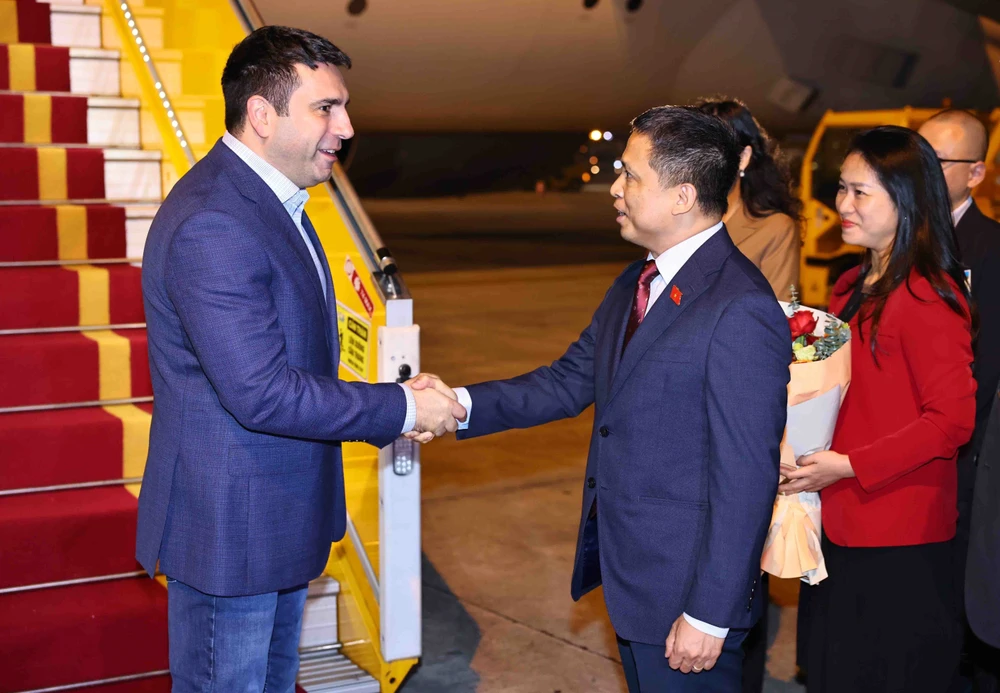 Pham Phu Binh, permanent member of the Vietnamese NA’s Committee for Foreign Affairs, welcomes President of the National Assembly of Armenia Alen Simonyan (L) at Noi Bai airport (Photo: VNA)