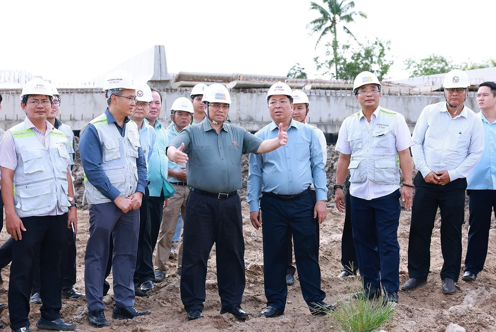 PM inspects Can Tho-Hau Giang Expressway (Photo: VNA)