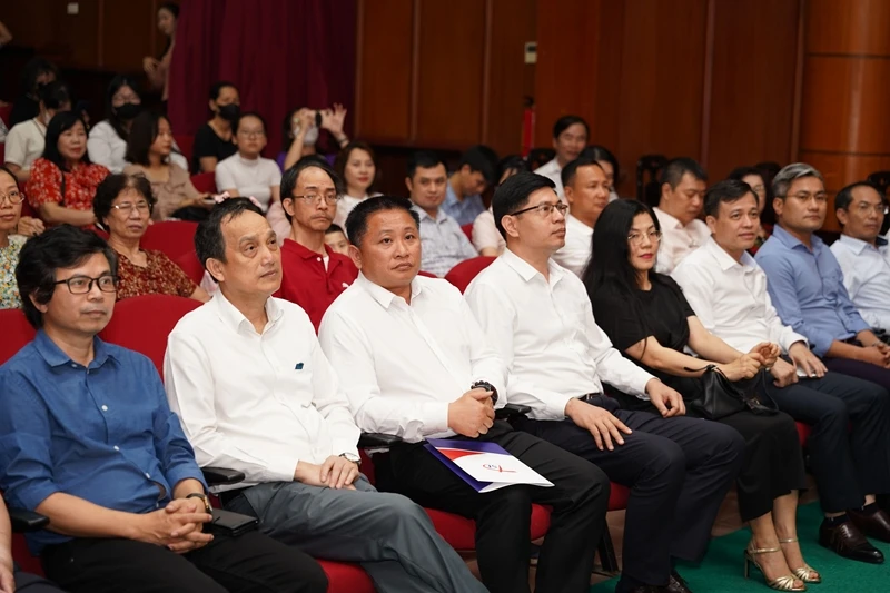Le public à l'inauguration des Journées des films documentaires pour célébrer le 70e anniversaire de la Victoire de Diên Biên Phu. Photo: https://dangcongsan.vn/