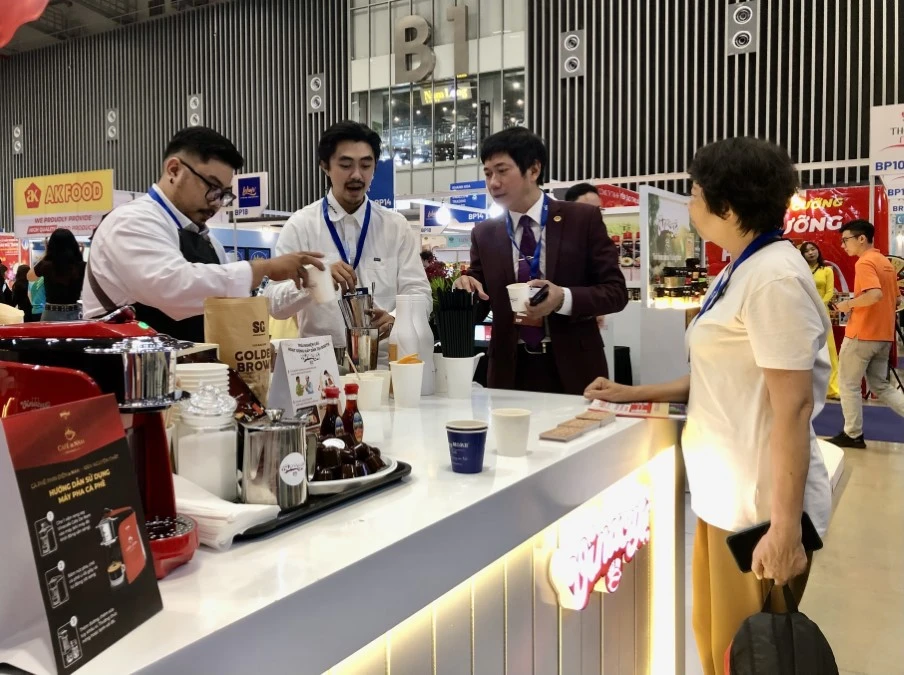 Visiteurs au Salon international du papier et de l'emballage du Vietnam. Photo: VNA