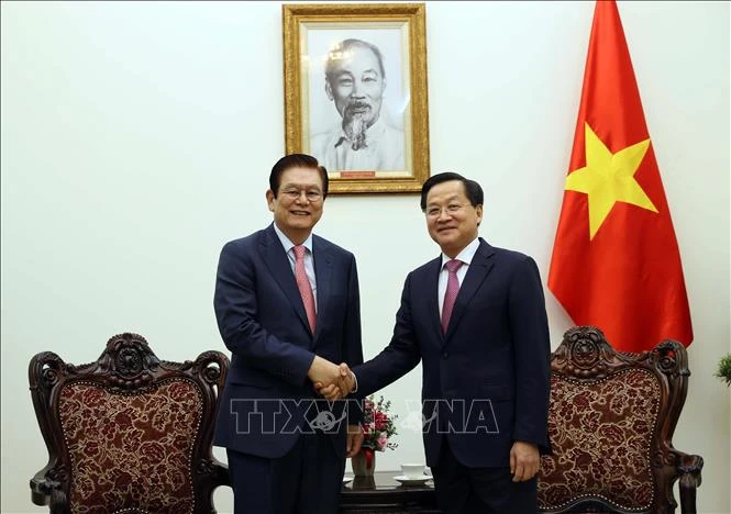 Le vice-Premier ministre Lê Minh Khai (à droite) et Lee Sang Woon, vice-président et directeur exécutif du groupe sud-coréen Hyosung. Photo: VNA