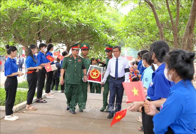 Gia Lai : Inhumation des restes de soldats volontaires et experts vietnamiens morts au Cambodge. Photo: VNA